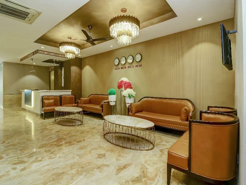 Capital O 28086 Sindhura Grand Hotel Hyderabad Exterior foto
