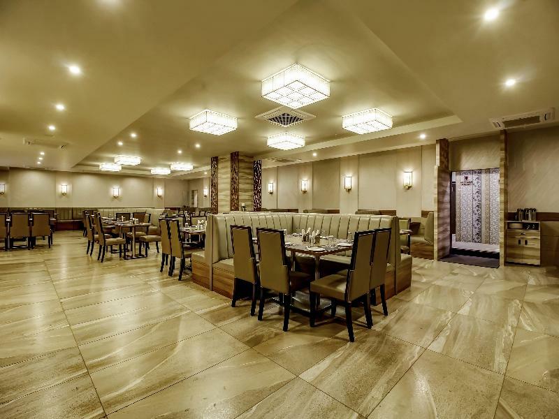 Capital O 28086 Sindhura Grand Hotel Hyderabad Exterior foto