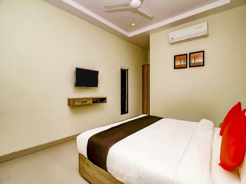 Capital O 28086 Sindhura Grand Hotel Hyderabad Exterior foto