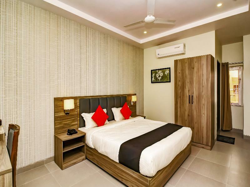 Capital O 28086 Sindhura Grand Hotel Hyderabad Exterior foto