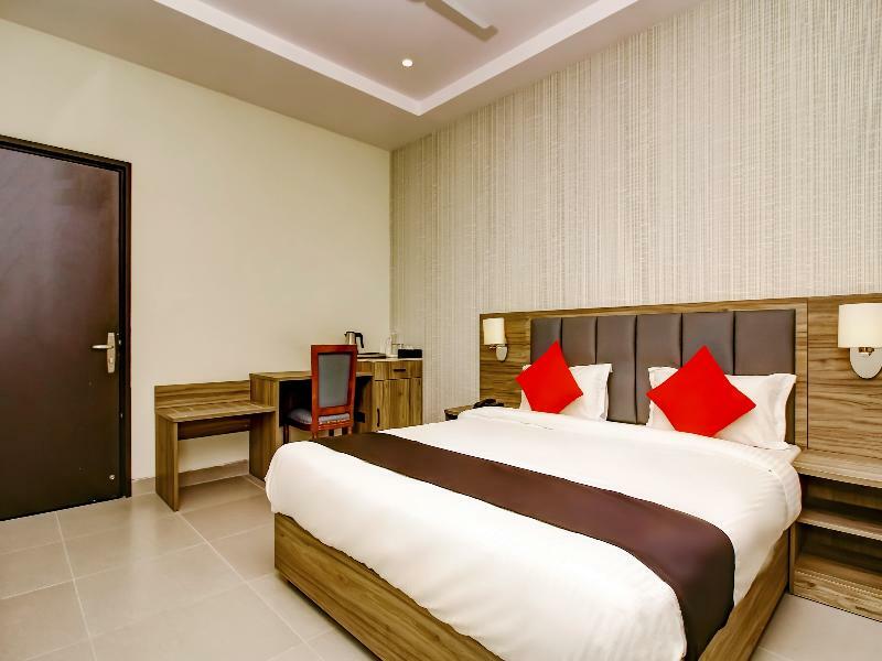 Capital O 28086 Sindhura Grand Hotel Hyderabad Exterior foto