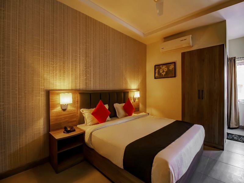 Capital O 28086 Sindhura Grand Hotel Hyderabad Exterior foto