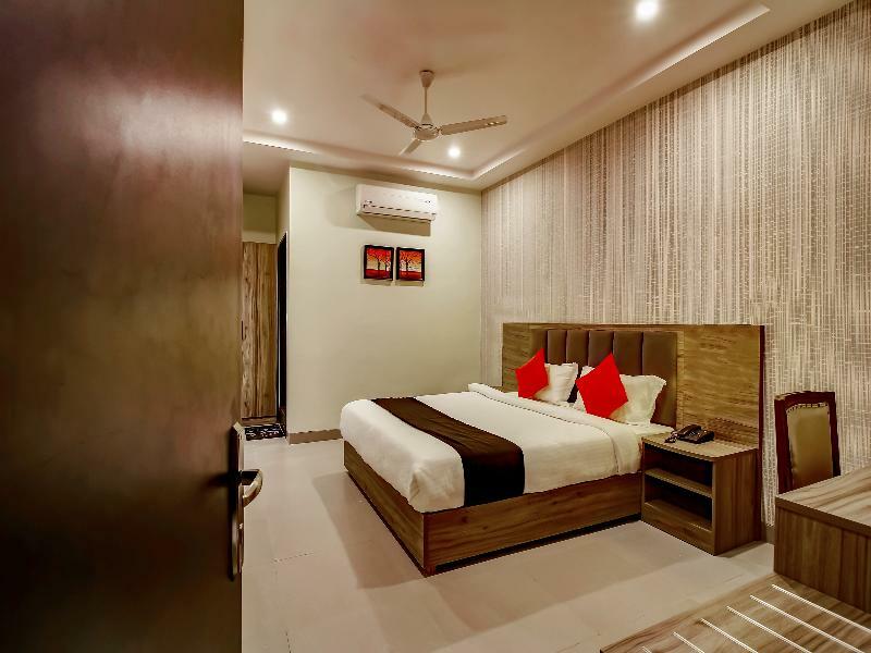 Capital O 28086 Sindhura Grand Hotel Hyderabad Exterior foto